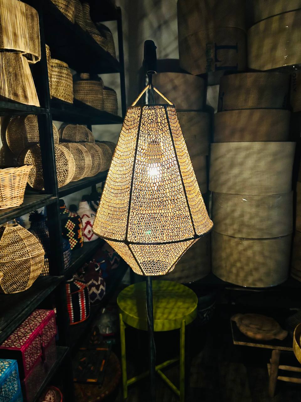 Suspension lumineuse artisanale en rotin naturel - Design géométrique artisanal pour plafond, style bohème
