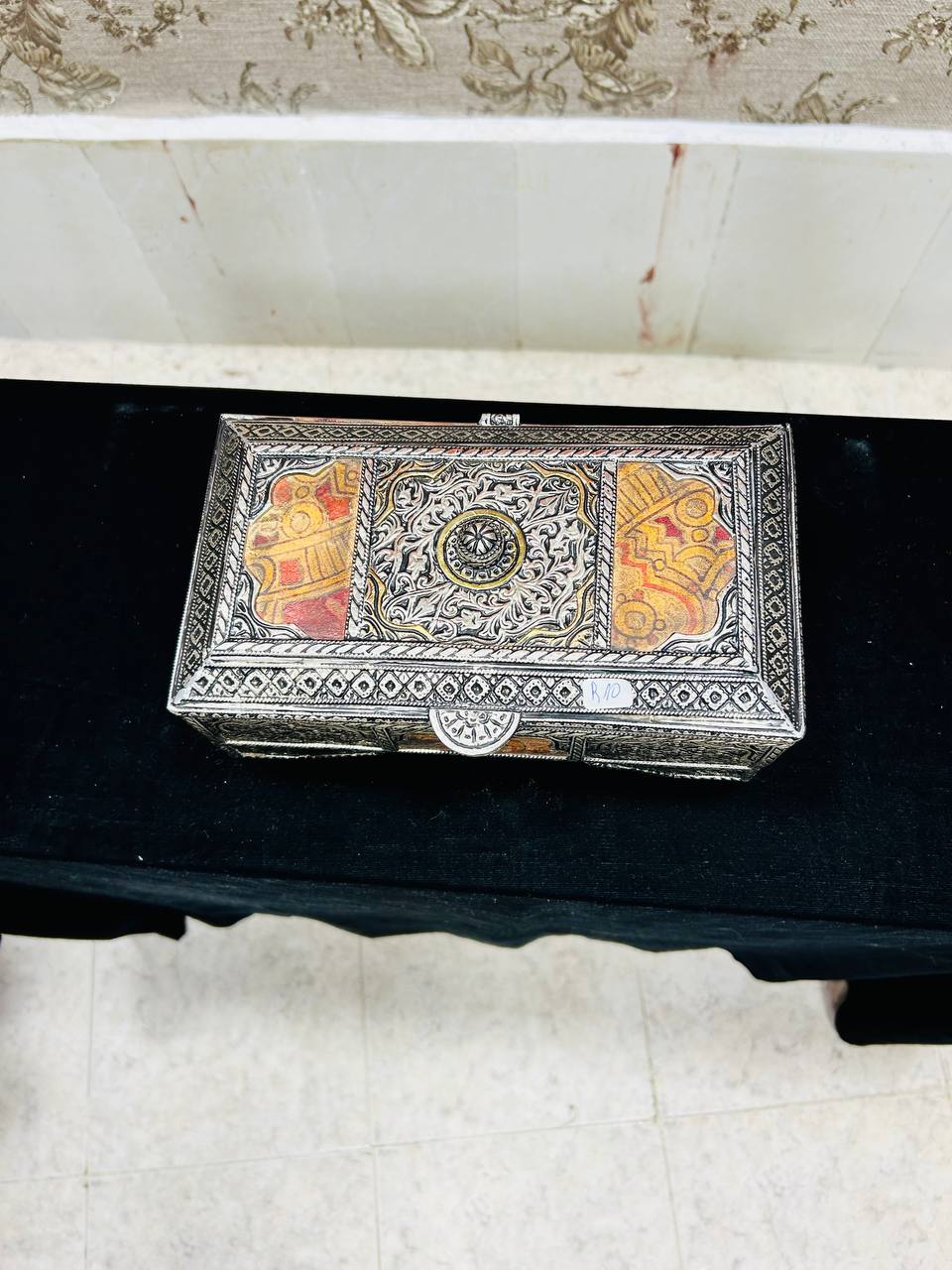 Boîte Décorative en Bois avec Décorations en Métal – 14 x 14 x 22 cm