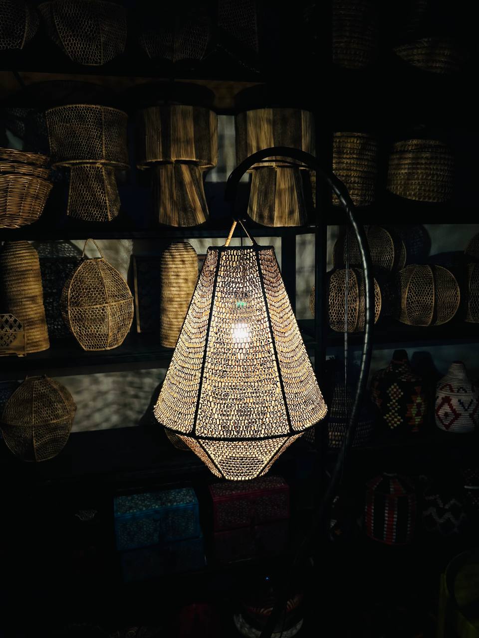 Suspension lumineuse artisanale en rotin naturel - Design géométrique artisanal pour plafond, style bohème
