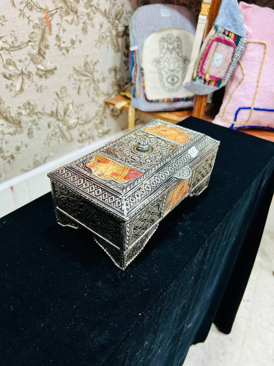 Boîte Décorative en Bois avec Décorations en Métal – 14 x 14 x 22 cm