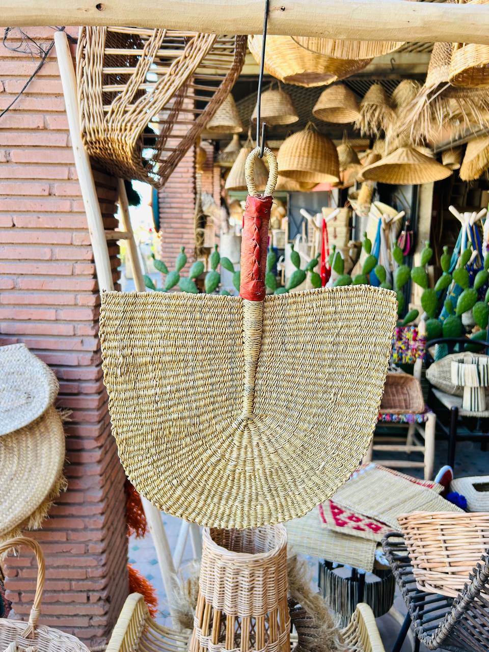 Éventail Manuel en Fibres Naturelles – Artisanat Traditionnel