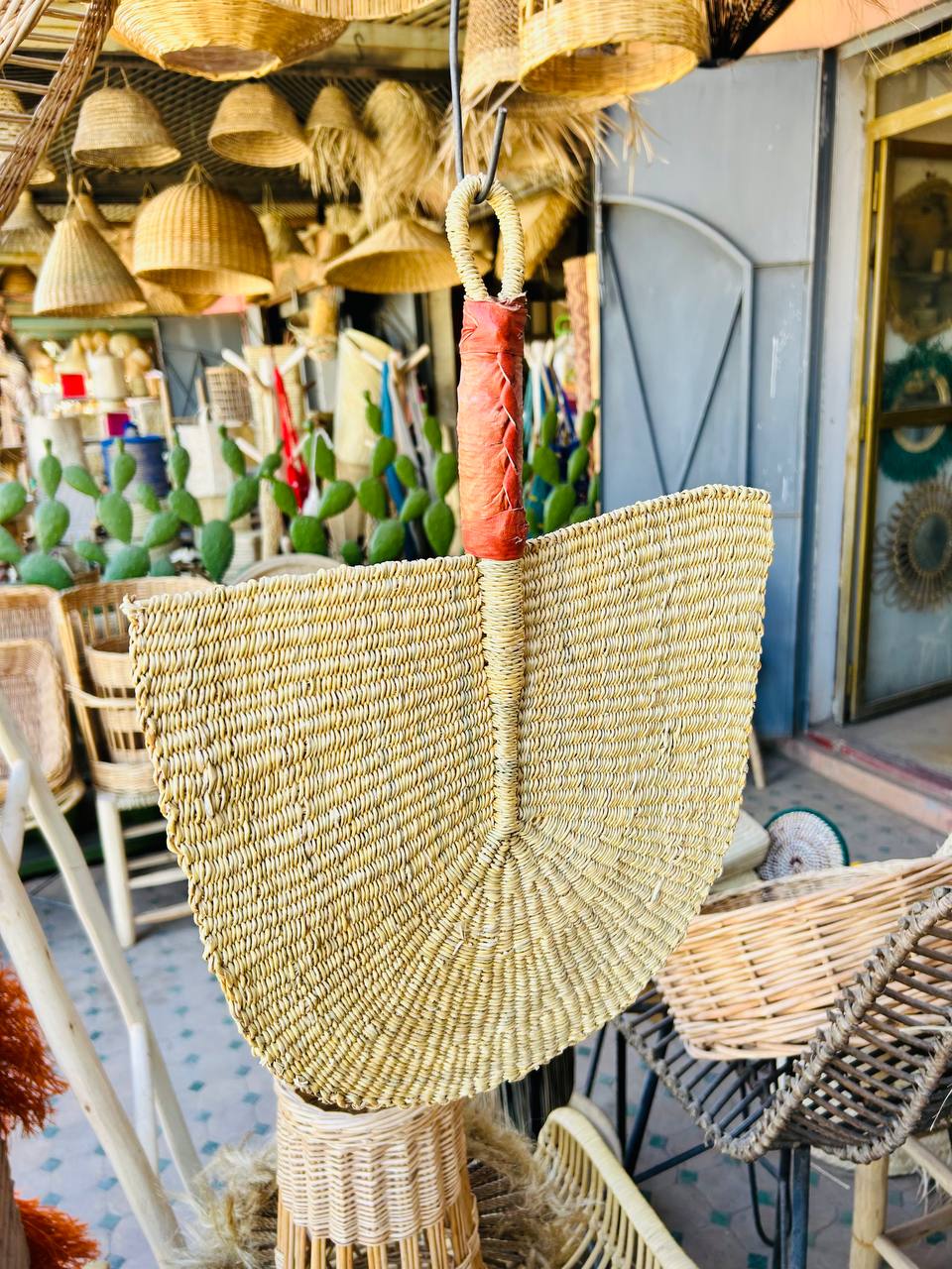 Éventail Manuel en Fibres Naturelles – Artisanat Traditionnel