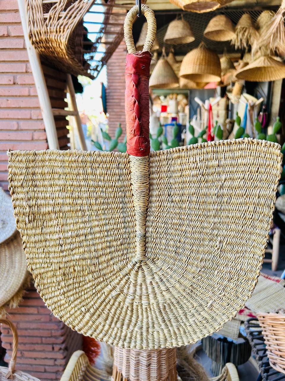 Éventail Manuel en Fibres Naturelles – Artisanat Traditionnel
